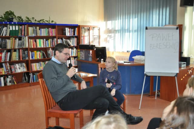 Wypełniony książkami przedmiot, który przestraszył elfa - tajemnica strachu Wypełniony książkami przedmiot, który przestraszył elfa - tajemnica strachu