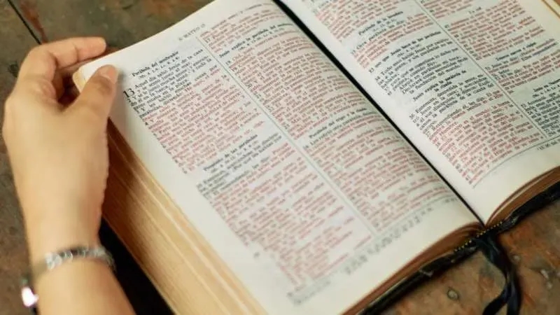 Czy Biblia to literatura? Odkryj jej ukryte piękno i znaczenie